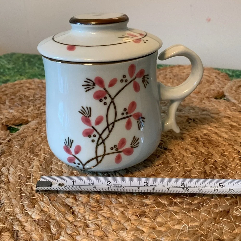 Adorable floral tea cup with lid, EUC